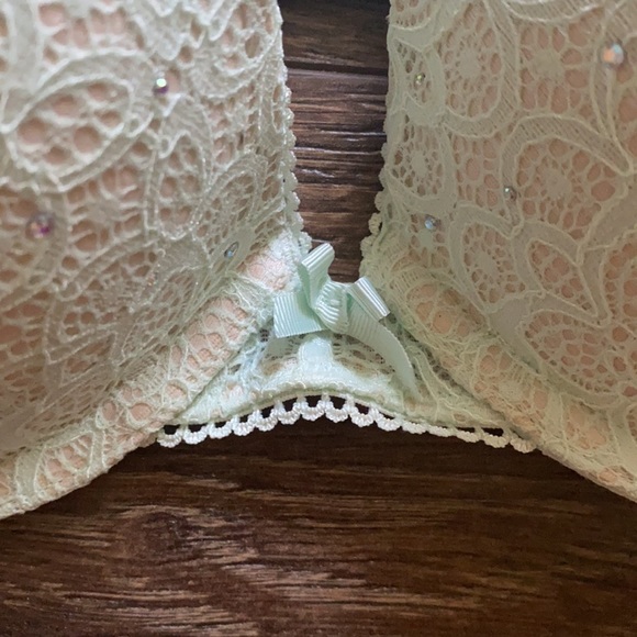 Stunning VIctoria Secrets Bra - Picture 3 of 8